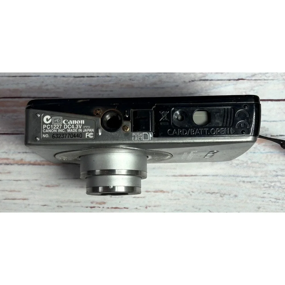 Canon‎ PowerShot SD750 Elph Digital Camera Silver For Parts or Repair